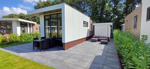 a patio in front of a building at TOP Luxe chalet - kindvriendelijk - bos en heide in Harderwijk