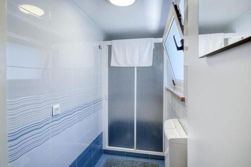 Koupelna v ubytování House Breeze - Premantura, 4 bedroom house with pool, jacuzzi, sauna and gaming room