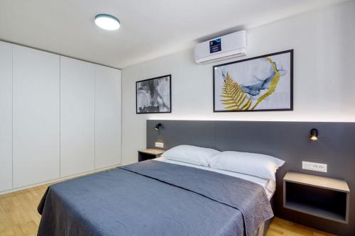 Postel nebo postele na pokoji v ubytování House Breeze - Premantura, 4 bedroom house with pool, jacuzzi, sauna and gaming room