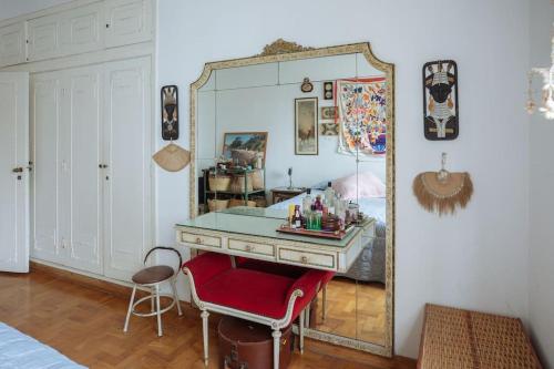 - une chambre avec une coiffeuse et un miroir dans l'établissement Extravagance in heart of SP, à São Paulo