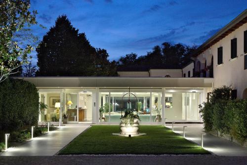 a large house with a lawn in front of it at Borgo Cà dei Sospiri in Quarto dʼAltino