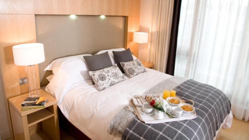 Postel nebo postele na pokoji v ubytování Waterford Castle Hotel Lodges