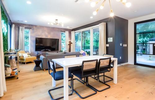 a living room with a white table and chairs at Two-House Private 10BR Compound - DT 6 Min Drive in Austin
