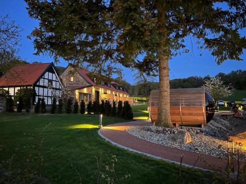 テクレンブルクにあるDRIEHOF - LandGut & Residenz Hofapartment - Apt 10の木製のベンチ