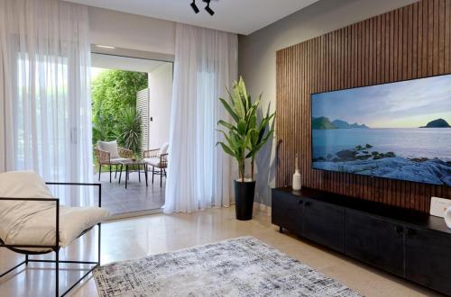 Cairo Festival City, Fantastic 2 bedroom apartment and Nanny Room with private Garden