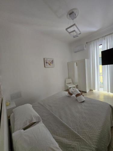 Postel nebo postele na pokoji v ubytování una notte a napoli