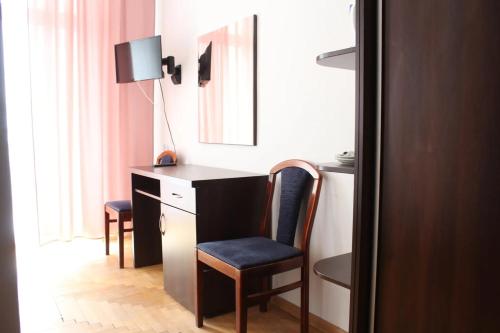 a room with a desk with a chair and a mirror at Ośrodek Wypoczynkowo-Rehabilitacyjny Posejdon in Krynica Morska