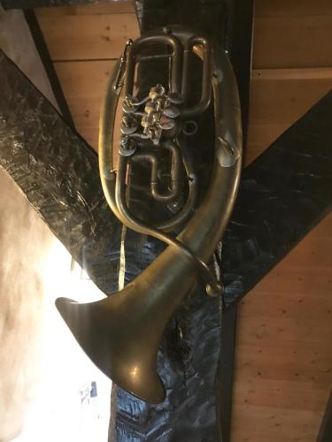 a sculpture of a fish on a ceiling at Ferienwohnung TURMZIMMER im Rittergut Leppersdorf bei Radeberg in Wachau