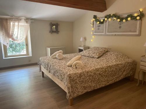een slaapkamer met een bed met twee handdoeken erop bij maison Sainte Maxime VAR in Le Plan