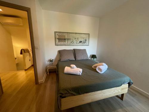 een slaapkamer met een bed met twee handdoeken erop bij maison Sainte Maxime VAR in Le Plan