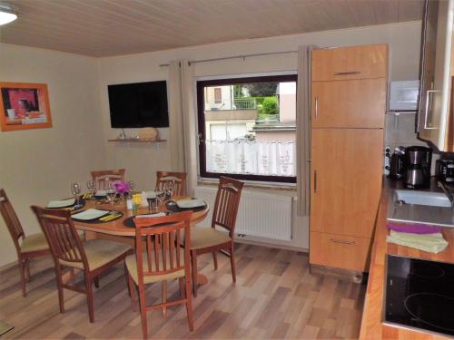 a kitchen and dining room with a table and chairs at Haus Marina Apartment Alpenrose mit Gratis Eintritt Alpentherme in Bad Hofgastein