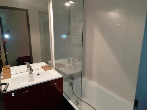 une salle de bain avec un lavabo, une douche et une baignoire dans l'établissement Appartement Rénové, Accès Direct aux Pistes, Balcon, Parking Gratuit, 5 Pers. - FR-1-181-2473, à Aime La Plagne