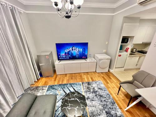 TV a/nebo společenská místnost v ubytování Diny ApartHotel - Rooftop Pool - The Manor 2