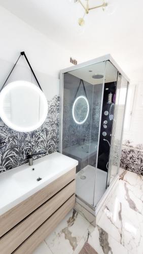 La salle de bains est pourvue d'une douche et d'une cabine de verre. dans l'établissement appartement familial refait à neuf centre Paris 20ème, à Paris