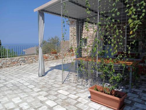a patio with a fence and some plants at SUNSHINE in Bríkion
