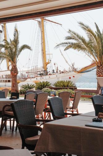 Un restaurante u otro lugar para comer en Hotel Pine