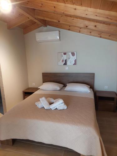 Ένα ή περισσότερα κρεβάτια σε δωμάτιο στο Stones villa corfu