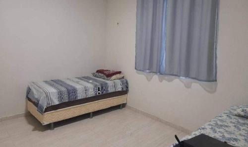 En eller flere senge i et værelse på Casa Amarela