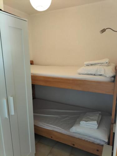 une chambre avec deux lits superposés dans une pièce dans l'établissement Carnon Cm, à Carnon-Plage