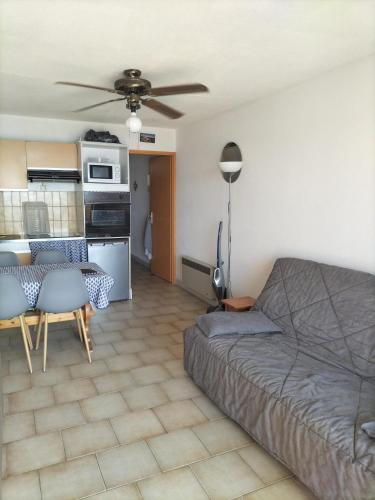 une chambre avec un lit et une table et une cuisine dans l'établissement Carnon Cm, à Carnon-Plage