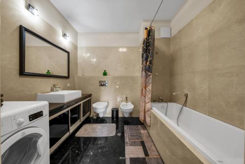 Bilik mandi di Warsaw Center Business Apt - Parking and Balcony - by Rentujemy