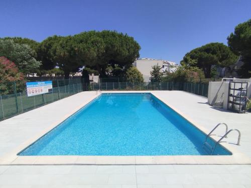 - une piscine d'eau bleue dans l'établissement L'effet mer, au Grau-du-Roi