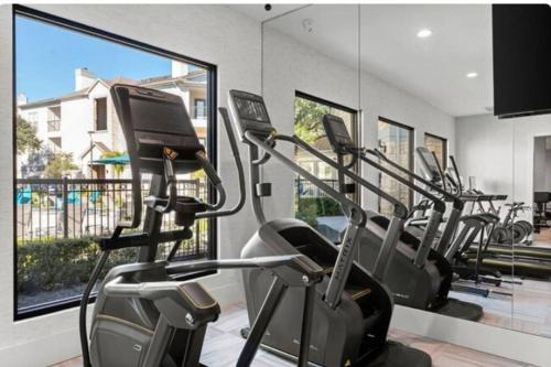 Fitness centrum a/nebo fitness zařízení v ubytování Vibrant Oasis in the Heart of Midtown & Downtown