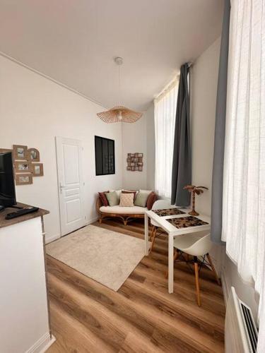 un salon avec un canapé et une table dans l'établissement Le Channel, à Calais