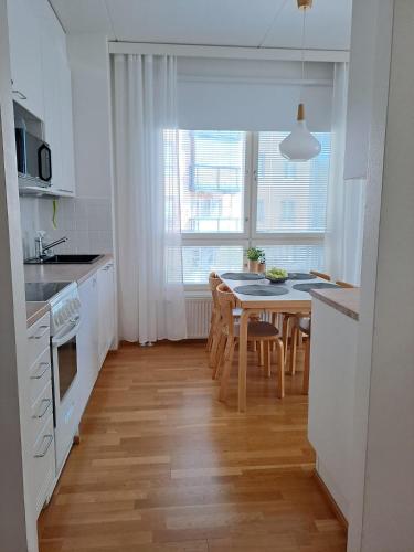 Kuchyň nebo kuchyňský kout v ubytování Bright apartment, airport 3km, private parking, sauna