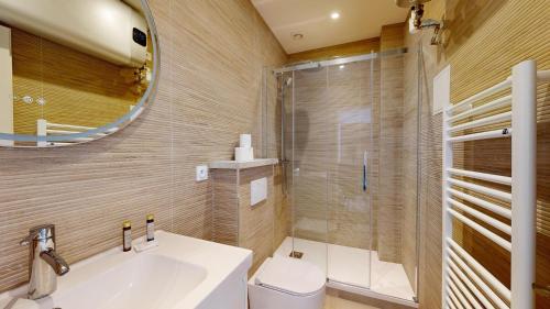 une salle de bain avec un lavabo, des toilettes et un miroir dans l'établissement Bluestay 285 - Charmant Appartement à Paris, à Paris