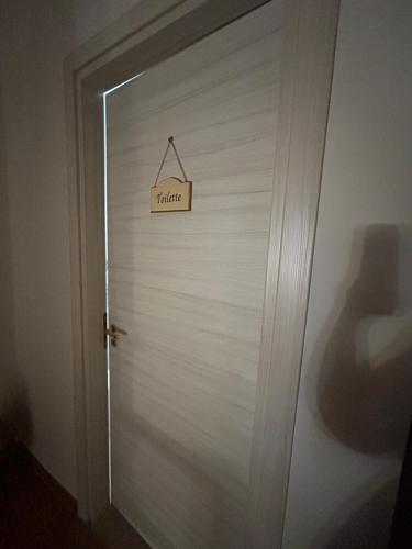 a door with a sign that says vacation on it at Relais La Villa in Lucera