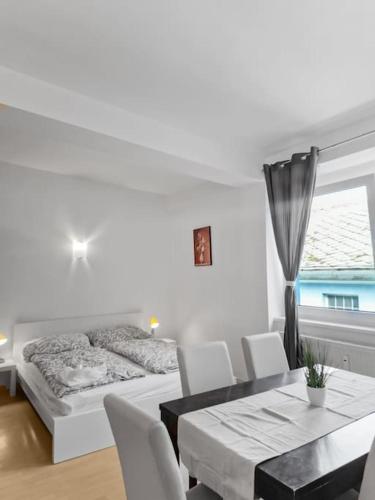 Giường trong phòng chung tại Double King Size Haven