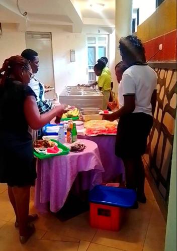 Os clientes hospedados em Psalms Motel