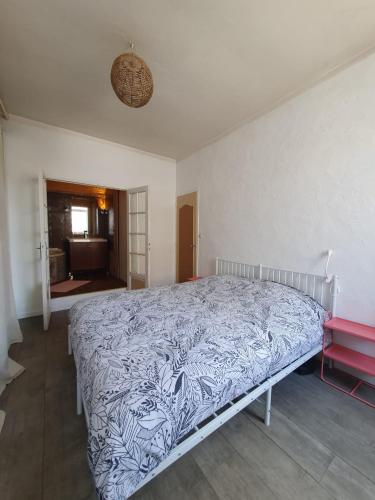 une chambre avec un lit dans une pièce dans l'établissement Sweet Home Marseille, à Marseille