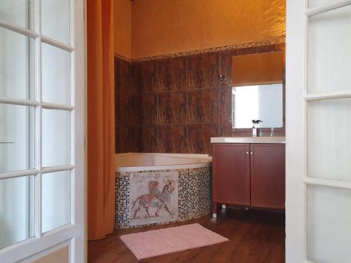 une salle de bain avec une baignoire et un lavabo dans l'établissement Sweet Home Marseille, à Marseille
