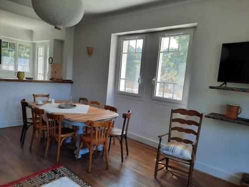 une salle à manger avec une table et des chaises dans l'établissement Maison de charme dans Sarlat Attention réservations et arrivées commencent exclusivement le dimanche, à Sarlat-la-Canéda