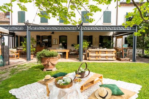 a picnic table in the yard of a house at Villa Giulia Relais & Spa in Jesolo
