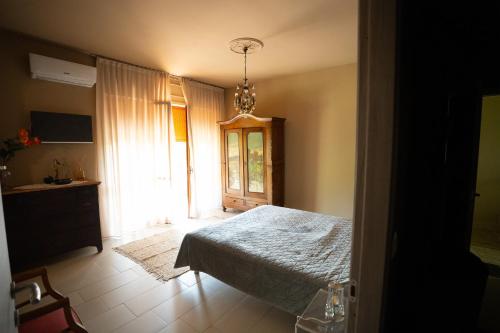 a bedroom with a bed and a large window at CA'du LIN - Jacuzzi e Piscina in Cisterna dʼAsti