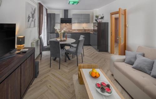 Dapur atau dapur kecil di Awesome Apartment In Micetici With Wifi