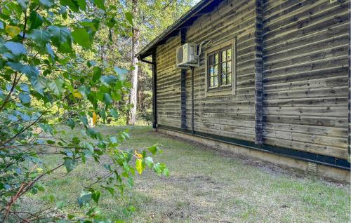 a log cabin with a window on the side of it at Älgen in Fegen