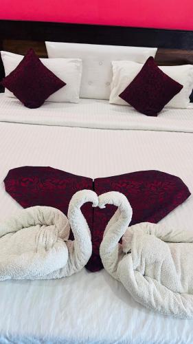 Letto o letti in una camera di THE JEYAM RESIDENCY - Opp To Mangrove Boating, Pondicherry - JR Groups