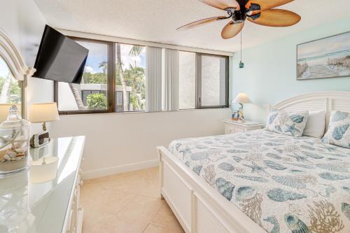 キーラーゴにあるKey Largo Condo - Community Pool, Marina and Beach!のベッドと天井扇風機のある寝室