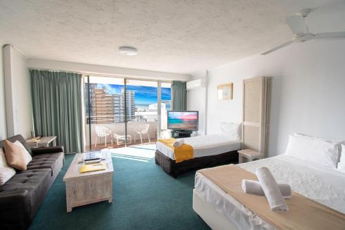 En eller flere senge i et værelse på Equinox Resort