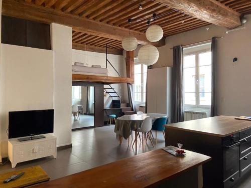 un salon avec une cuisine et une salle à manger dans l'établissement Loft au coeur de Croix-Rousse - Lyon pour 2 pers, à Lyon