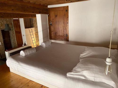 - un grand lit blanc avec 2 oreillers dans l'établissement Loft au coeur de Croix-Rousse - Lyon pour 2 pers, à Lyon