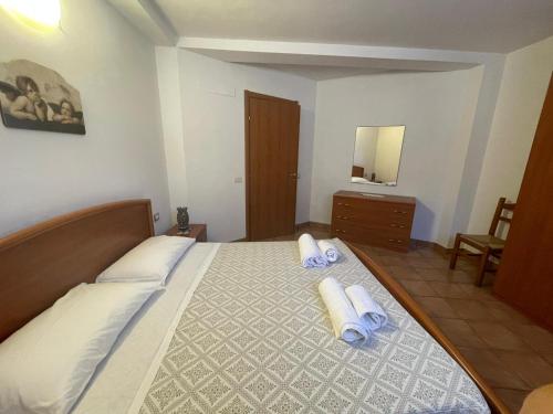 a bedroom with a bed with two towels on it at Villa Sorrentina in Alghero
