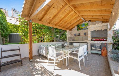 Pet Friendly Apartment In Rogoznica