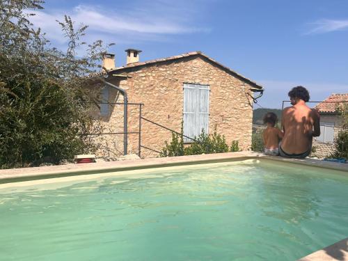 - deux hommes debout à côté d'une piscine dans l'établissement Beautiful house with swimming pool in the historic center, à Forcalquier
