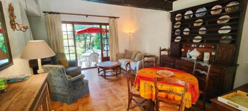 un salon avec une table et des chaises dans l'établissement Family house 4 bedrooms - with garden, à Saint-Raphaël