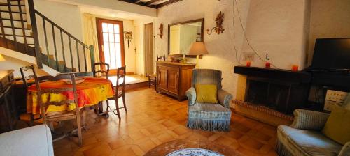 un salon avec une table et une cheminée dans l'établissement Family house 4 bedrooms - with garden, à Saint-Raphaël